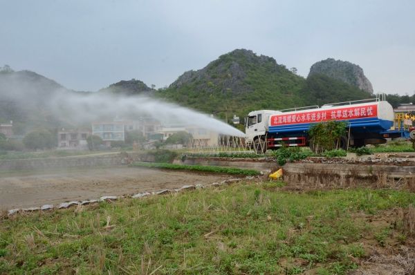 北流海螺開展愛心水車進(jìn)鄉(xiāng)村活動，幫助群眾澆灌土地_副本