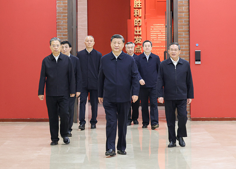 　　10月27日，中共中央總書記、國家主席、中央軍委主席習近平帶領(lǐng)中共中央政治局常委李強、趙樂際、王滬寧、蔡奇、丁薛祥、李希，瞻仰延安革命紀念地。這是習近平等在延安革命紀念館，參觀《偉大歷程——中共中央在延安十三年歷史陳列》。