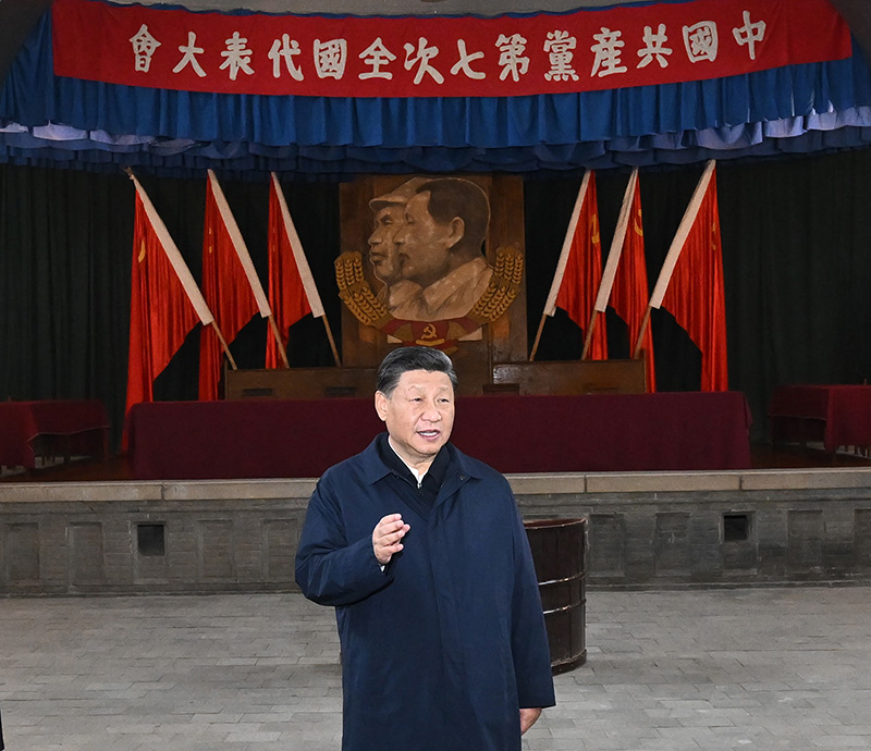 　　10月27日，中共中央總書記、國家主席、中央軍委主席習近平帶領(lǐng)中共中央政治局常委李強、趙樂際、王滬寧、蔡奇、丁薛祥、李希，瞻仰延安革命紀念地。這是習近平在楊家?guī)X瞻仰中共七大會址。