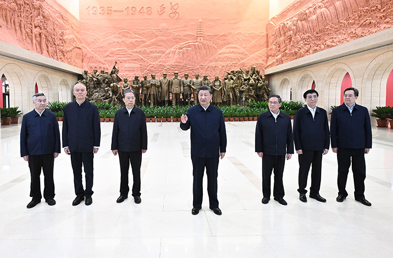 　　10月27日，中共中央總書記、國家主席、中央軍委主席習近平帶領(lǐng)中共中央政治局常委李強、趙樂際、王滬寧、蔡奇、丁薛祥、李希，瞻仰延安革命紀念地。這是習近平在延安革命紀念館參觀《偉大歷程——中共中央在延安十三年歷史陳列》結(jié)束時發(fā)表重要講話。