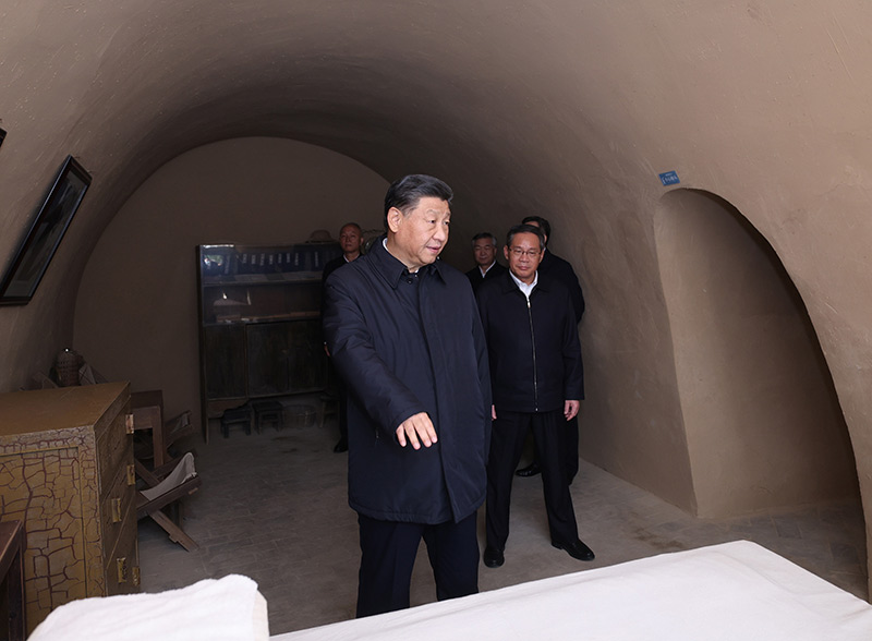 　　10月27日，中共中央總書記、國家主席、中央軍委主席習近平帶領(lǐng)中共中央政治局常委李強、趙樂際、王滬寧、蔡奇、丁薛祥、李希，瞻仰延安革命紀念地。這是習近平等在楊家?guī)X參觀毛澤東舊居。
