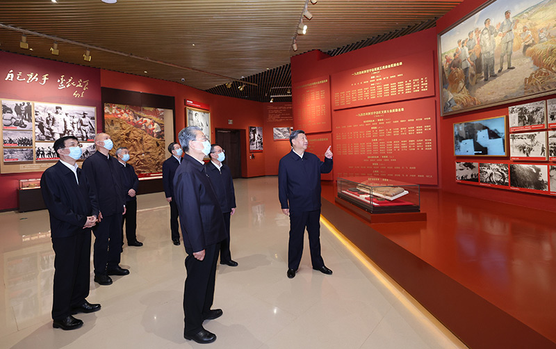 　　10月27日，中共中央總書記、國家主席、中央軍委主席習近平帶領(lǐng)中共中央政治局常委李強、趙樂際、王滬寧、蔡奇、丁薛祥、李希，瞻仰延安革命紀念地。這是習近平等在延安革命紀念館，參觀《偉大歷程——中共中央在延安十三年歷史陳列》。