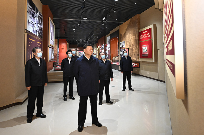 　　10月27日，中共中央總書記、國家主席、中央軍委主席習近平帶領(lǐng)中共中央政治局常委李強、趙樂際、王滬寧、蔡奇、丁薛祥、李希，瞻仰延安革命紀念地。這是習近平等在延安革命紀念館，參觀《偉大歷程——中共中央在延安十三年歷史陳列》。